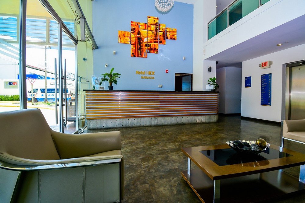 Lobby y área de recepción del hotel