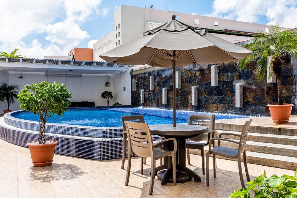 Área de piscina y descanso al aire libre